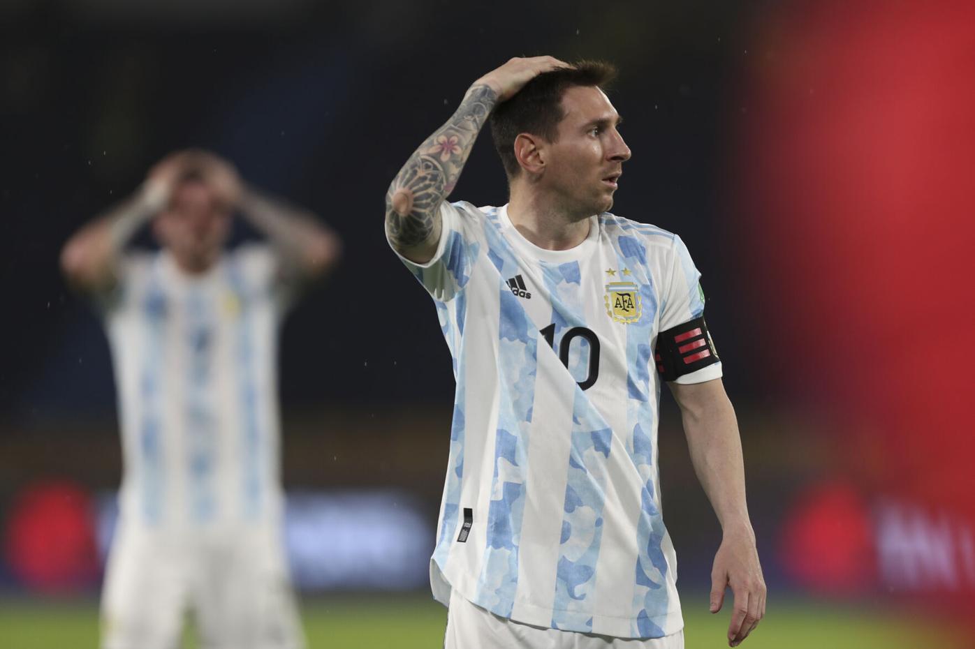 Pha dứt điểm hụt của Messi bất ngờ khiến Argentina dẫn trước