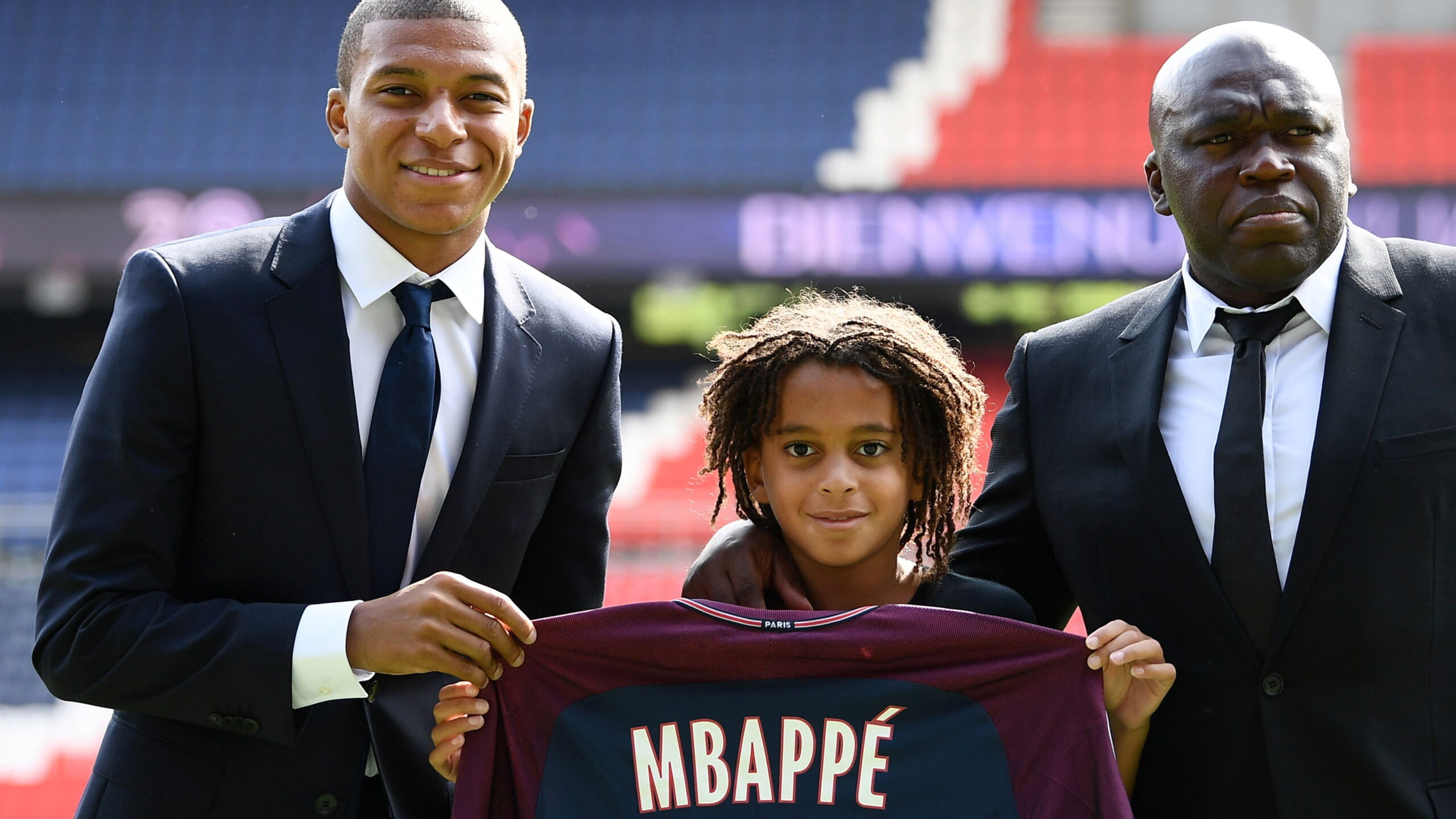 PSG ký hợp đồng với Ethan Mbappe