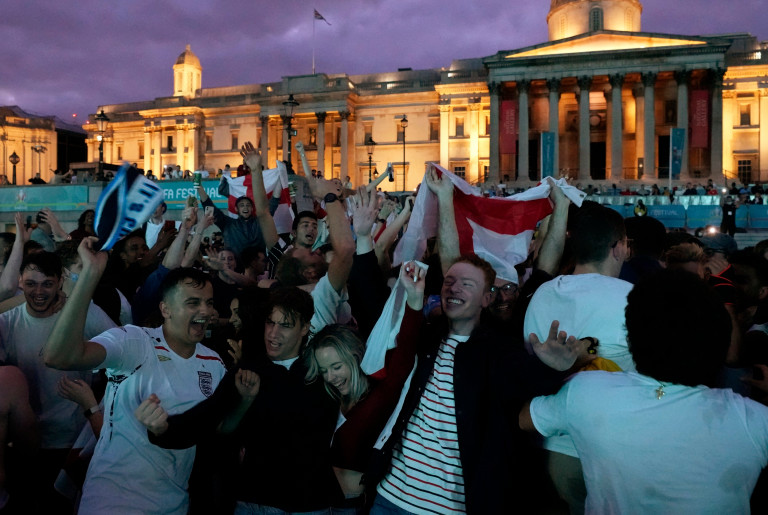 Fan đội tuyển Anh ăn mừng điên cuồng sau thắng lợi lịch sử