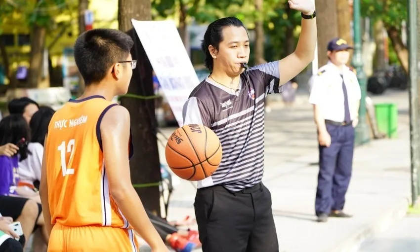 Cầu thủ bóng rổ đang tập luyện kỹ thuật chuyền bóng cơ bản để nâng cao độ chính xác trong thi đấu.