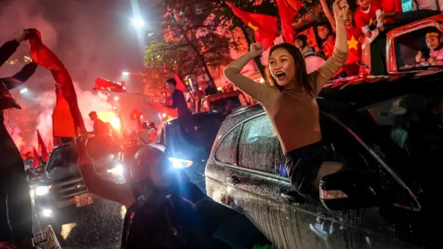 Đi Bão Bóng Đá Là Gì? Giải Mã Hiện Tượng Văn Hóa Việt Nam