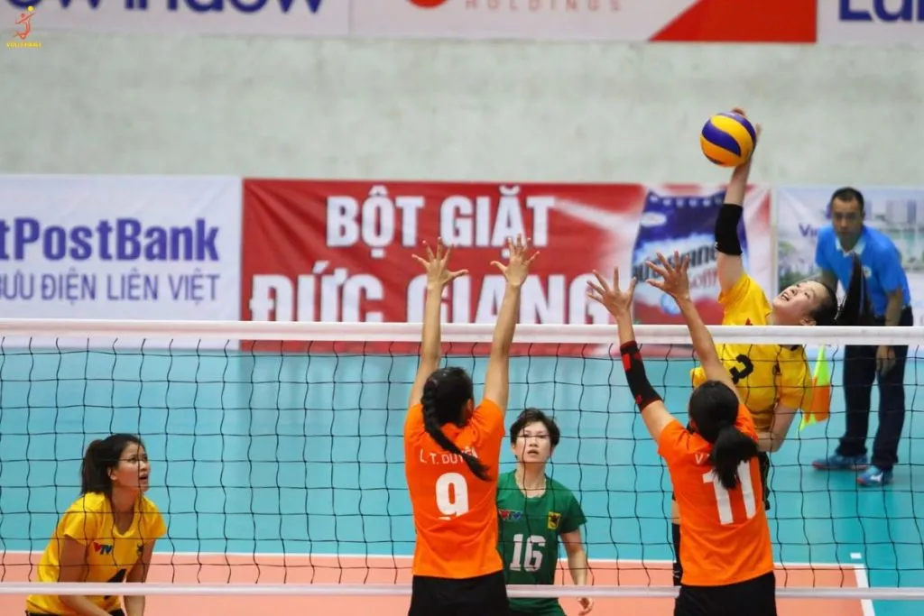 Phụ công bóng chuyền phối hợp tấn công nhanh với chuyền hai