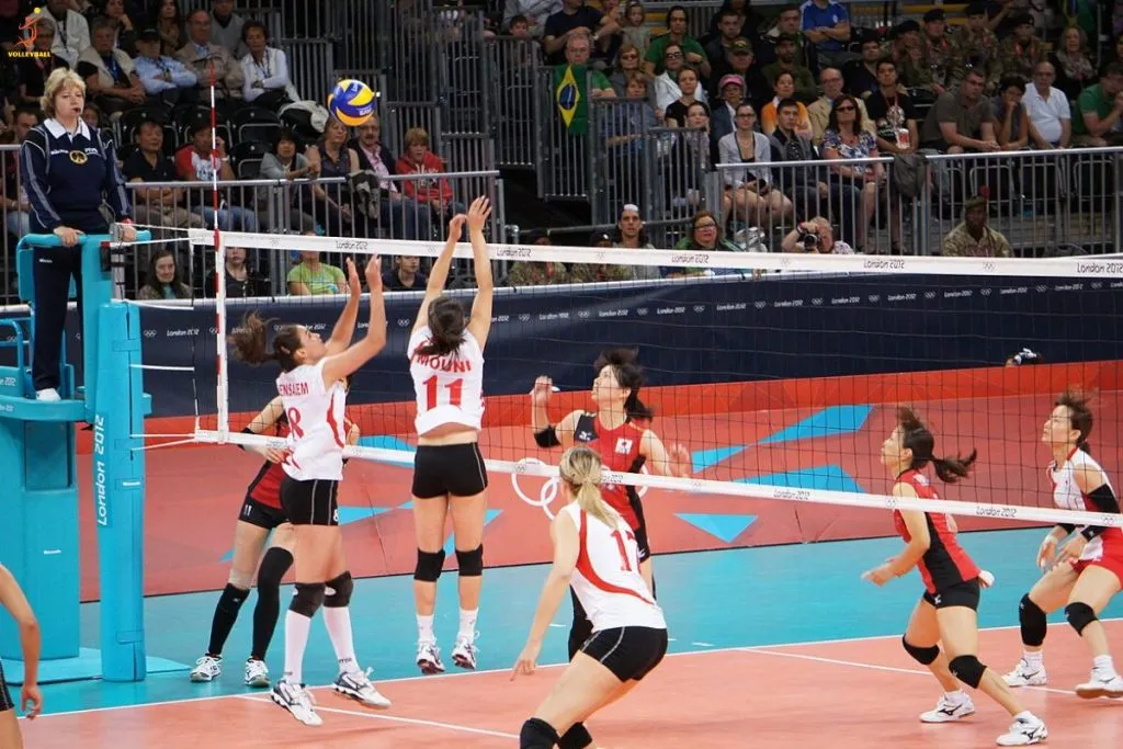 Phụ công trong bóng chuyền thực hiện pha chắn bóng quyết định trên lưới