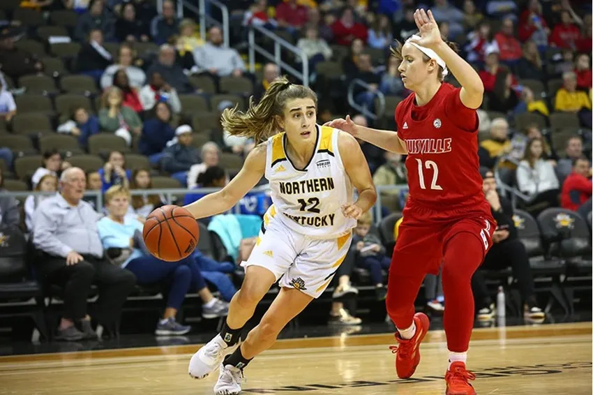 Kỹ thuật phòng thủ 1 kèm 1, một phần quan trọng để đoạt bóng và bắt đầu các pha chuyền bóng tấn công.