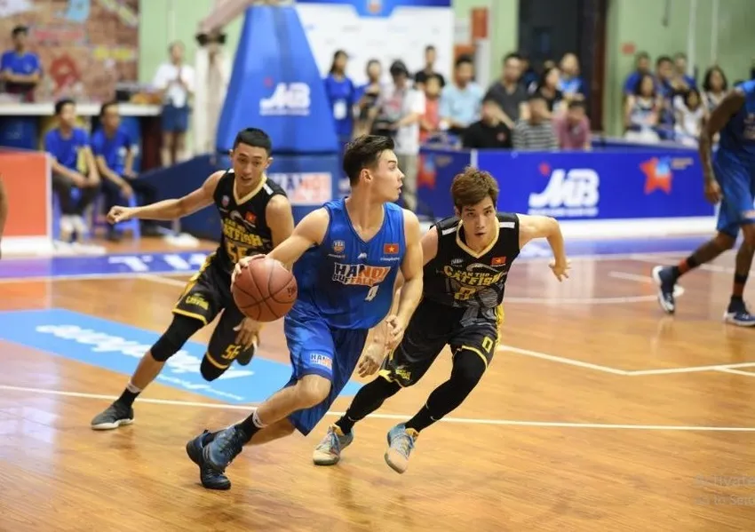 Hình ảnh các cầu thủ chạy trên sân, minh họa kỹ thuật di chuyển để tạo khoảng trống cho đường chuyền chính xác.