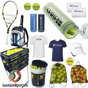 Vận động viên đang cầm vợt tennis chất lượng cao trên sân, minh họa cho tennis là môn thể thao cần trang bị phù hợp