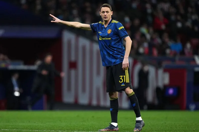 Nemanja Matic chịu nhiều pha phạm lỗi khi tranh chấp giữa sân