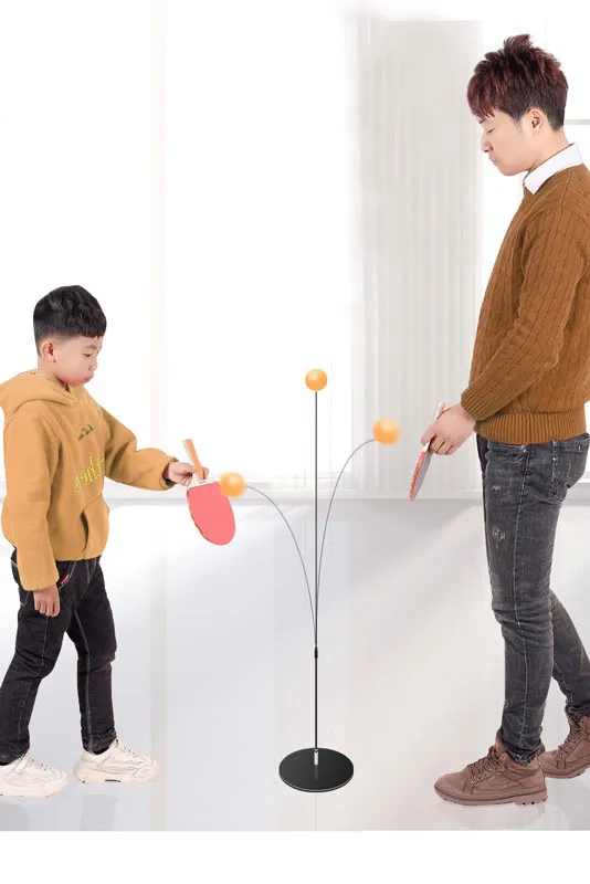 Vận động viên bóng bàn tập luyện phản xạ tay với bộ bóng bàn di động