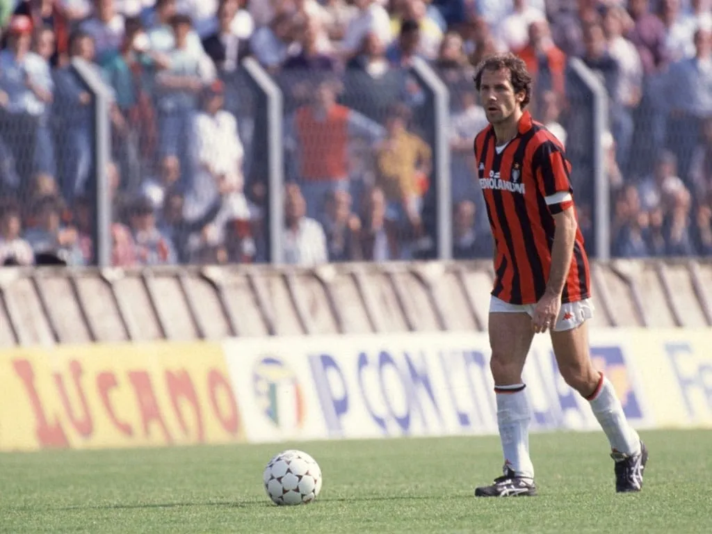 Hậu vệ Franco Baresi chỉ huy AC Milan