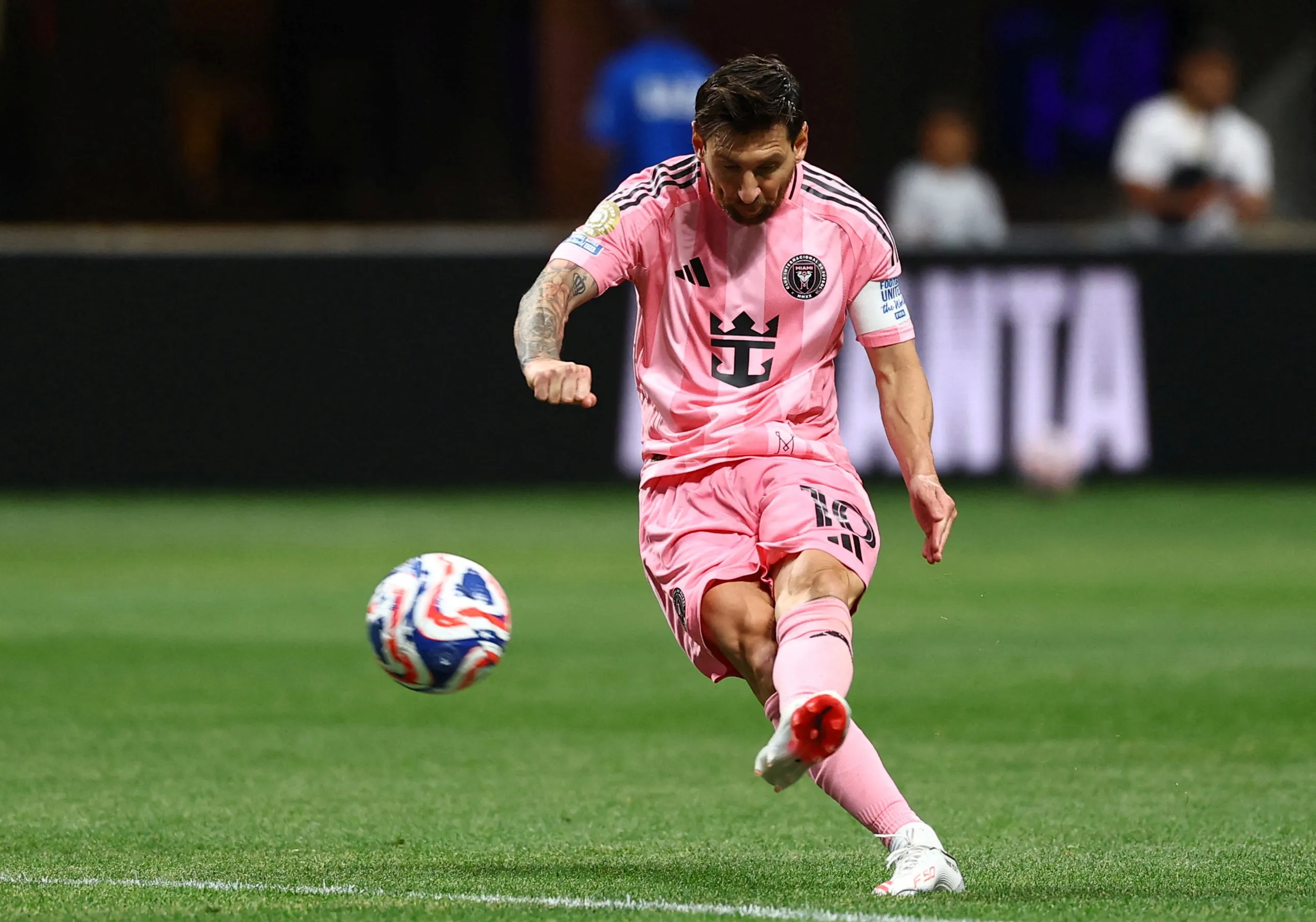 Lionel Messi thực hiện cú sút phạt kỹ thuật, góp phần vào thống kê số lần sút phạt thành bàn của Messi tại Inter Miami.