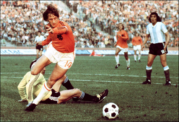 Johan Cruyff – Cha Đẻ Của Bóng Đá Tổng Lực Và Di Sản Vĩ Đại