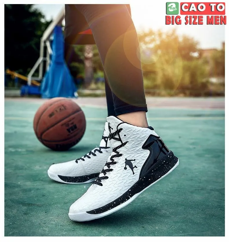 Đế giày bóng rổ được thiết kế phẳng và rộng, tăng cường sự ổn định và phong cách