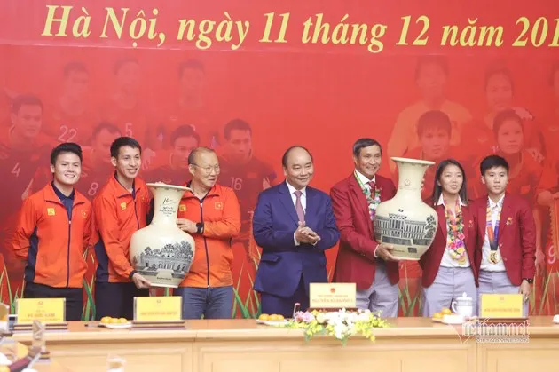 Đội tuyển Việt Nam nhận quà của Thủ tướng sau SEA Games 30