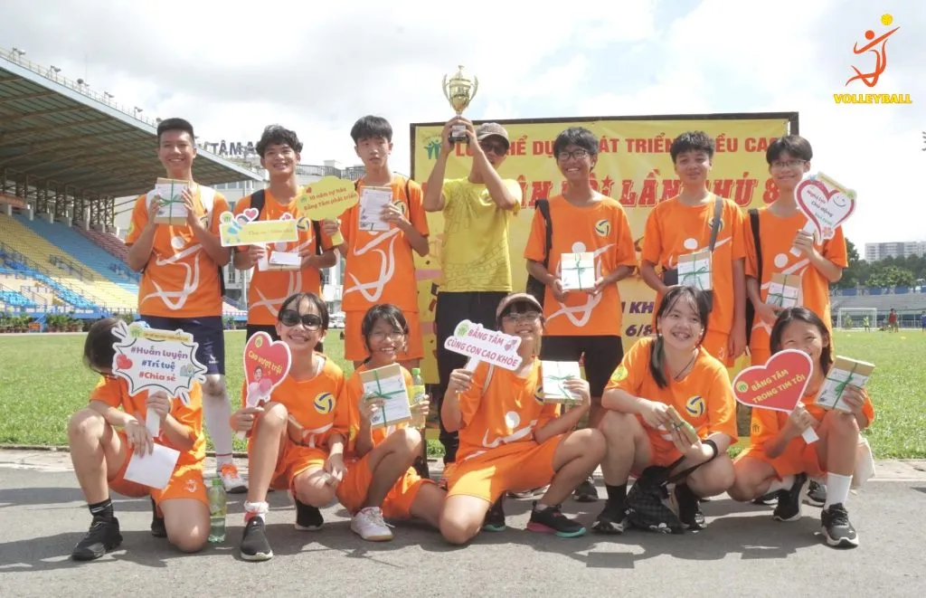 Các em học sinh trong buổi tập luyện bóng chuyền, làm quen với chiều cao lưới tiêu chuẩn.