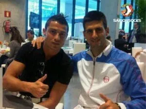 Hai vận động viên đang thi đấu sôi nổi trên sân, thể hiện tính năng động của tennis là môn thể thao