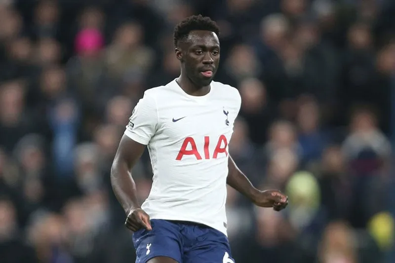 Davinson Sanchez - hậu vệ Tottenham thường xuyên là mục tiêu phạm lỗi