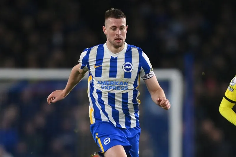 Adam Webster - trung vệ Brighton thường xuyên bị đối thủ phạm lỗi