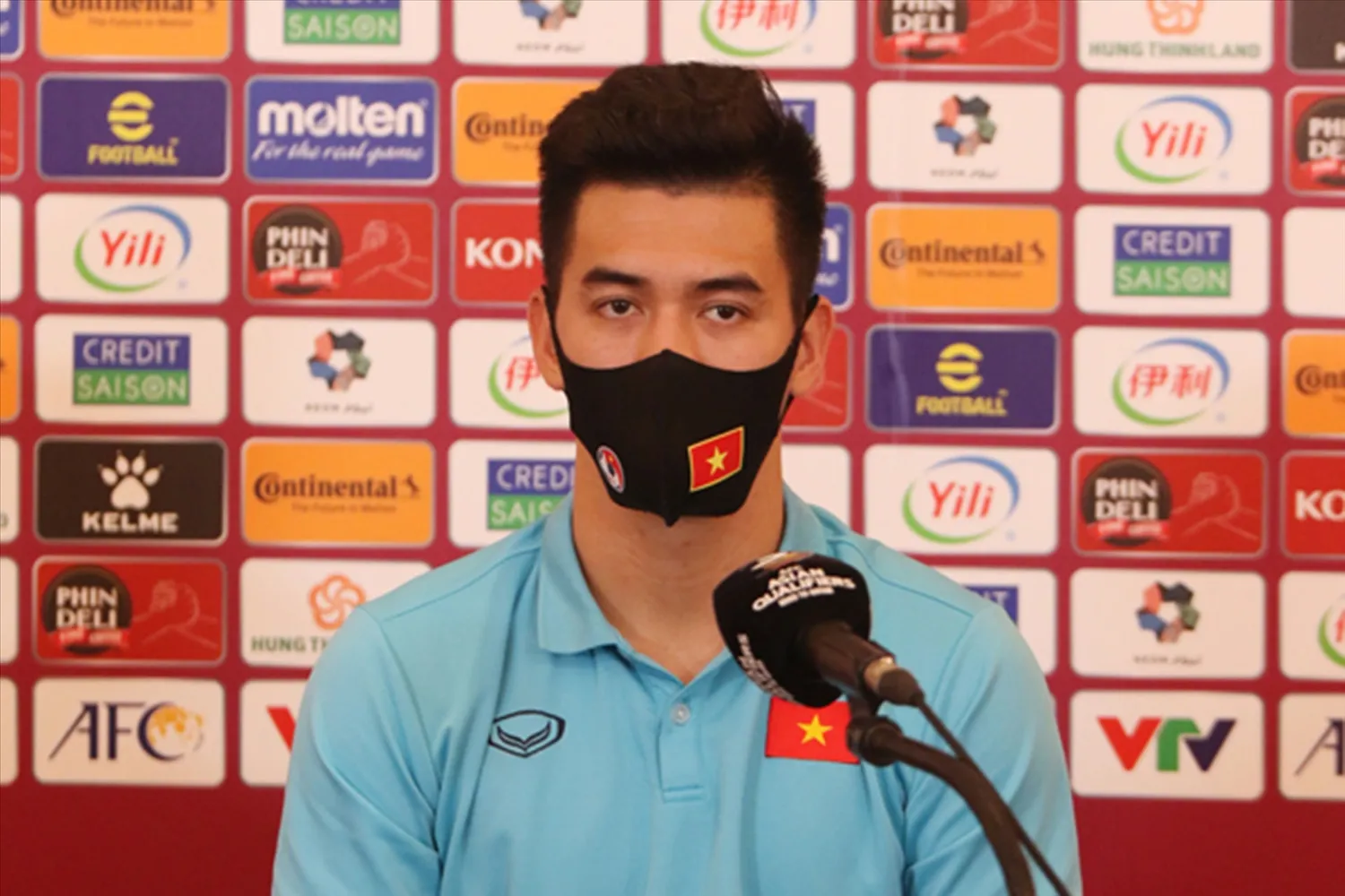 Cầu thủ trẻ tập luyện pressing và phản công trong bóng đá