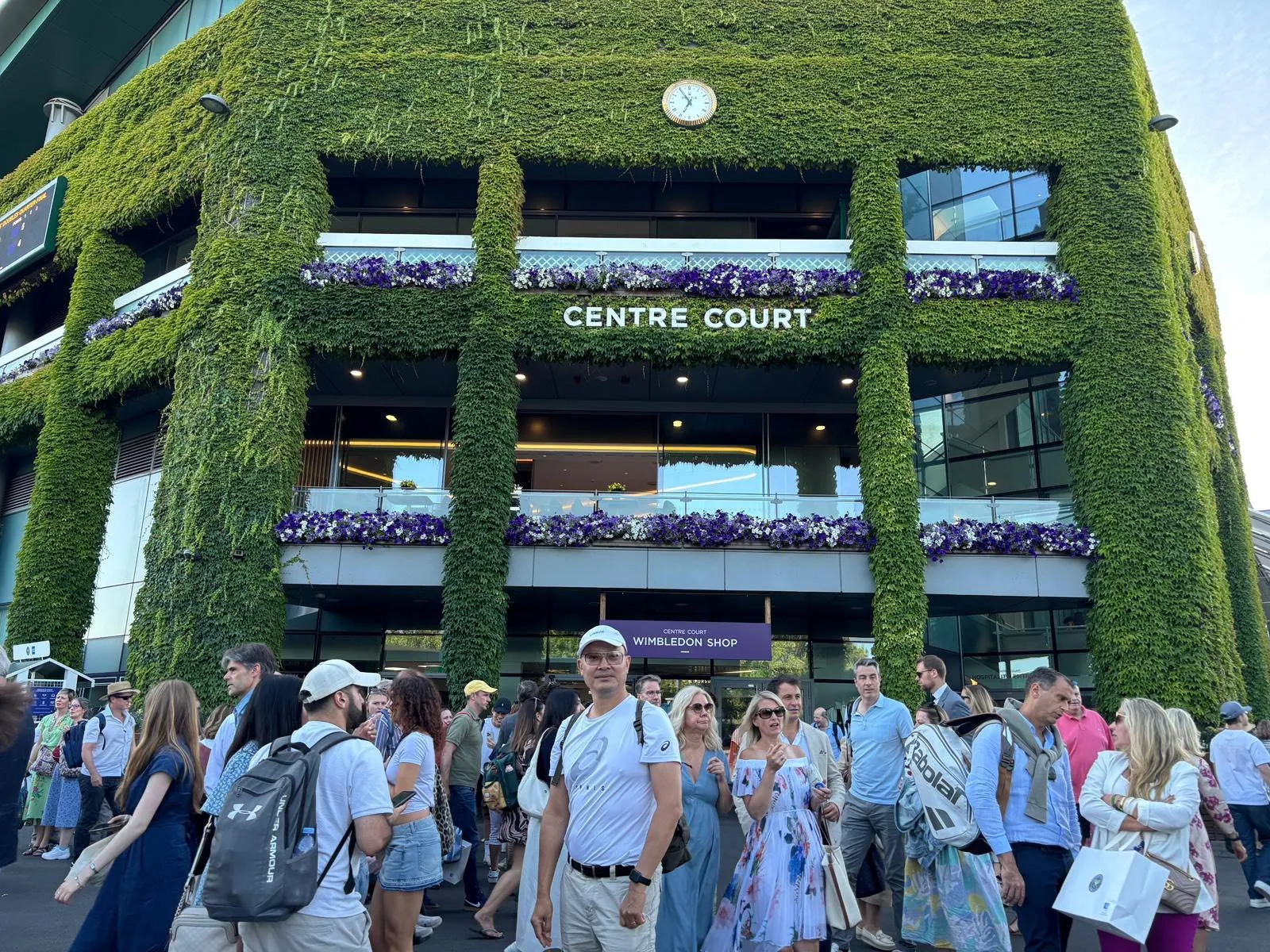 Tác giả Nguyễn Giang trước sân Centre Court huyền thoại của giải quần vợt Wimbledon, nơi diễn ra nhiều trận đấu lịch sử.