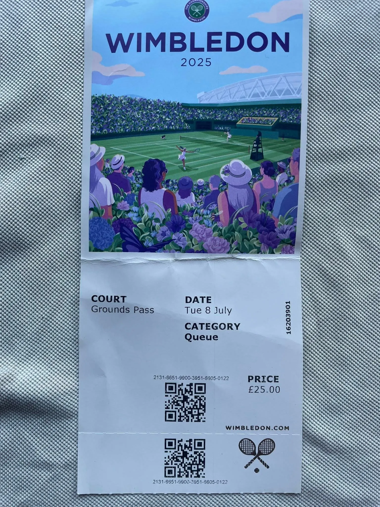 Bảng màu đặc trưng của giải quần vợt Wimbledon bao gồm xanh lá, tím hoa Allium và trắng, thể hiện truyền thống lâu đời.