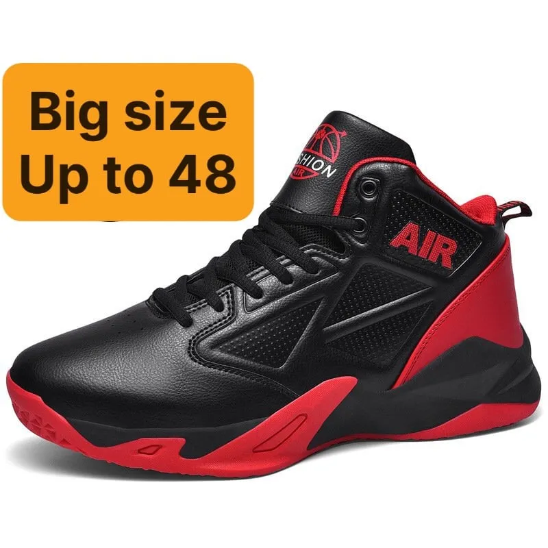 Giày bóng rổ thời trang với thiết kế phối màu đen đỏ nổi bật trên nền sân thi đấu
