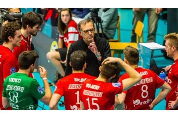 Đội bóng họp bàn chiến thuật trước trận đấu quan trọng