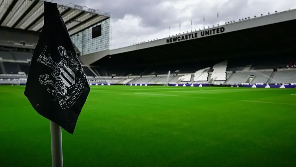 Quang cảnh sân vận động St James' Park đông đúc, chuẩn bị cho trận đấu kịch tính giữa Newcastle United và Barcelona tại Champions League, một đối đầu lịch sử theo thống kê các mùa giải.