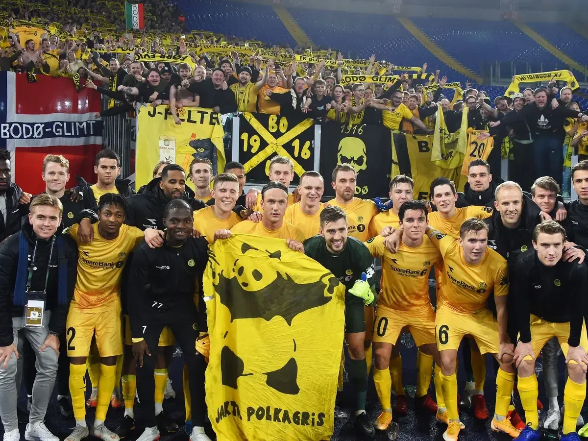 Các cầu thủ Bodo/Glimt đang ăn mừng bàn thắng, biểu tượng cho sức mạnh và tinh thần đồng đội đã giúp họ ghi dấu ấn lịch sử tại Champions League theo mùa.
