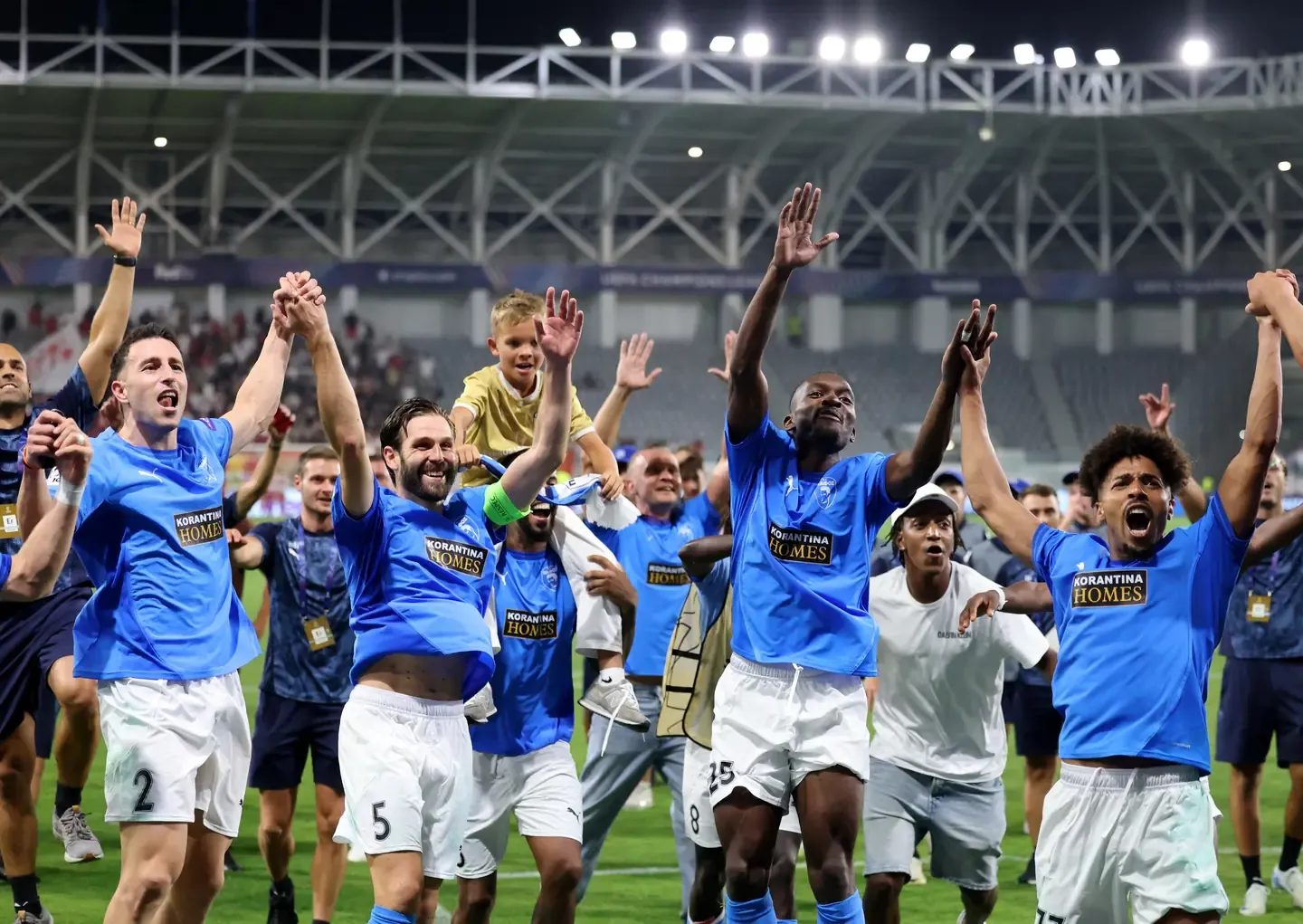 Các cầu thủ Pafos ăn mừng trên sân, thể hiện niềm vui và tinh thần chiến đấu mạnh mẽ sau một trận đấu đầy kịch tính tại vòng phân hạng Champions League.