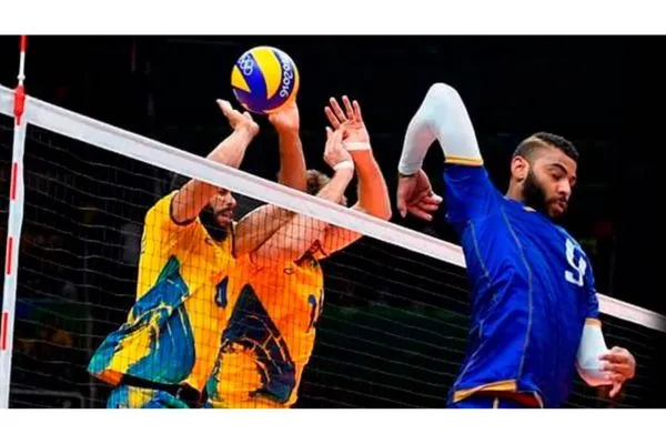 Cầu thủ thể hiện kỹ năng cá nhân trên sân cỏ