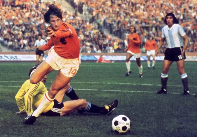 Johan Cruyff – Cha Đẻ Của Bóng Đá Tổng Lực Và Di Sản Vĩ Đại