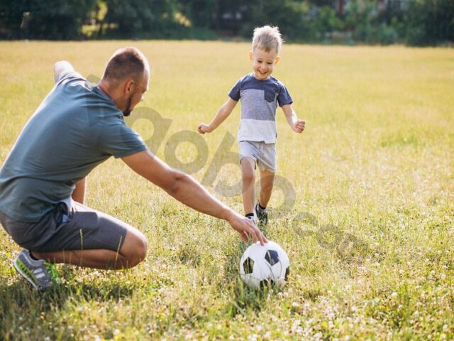 Cầu thủ bóng đá tranh bóng trên sân cỏ