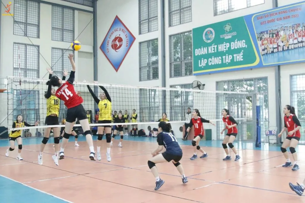 Vị trí phụ công trong bóng chuyền thực hiện pha chắn bóng mạnh mẽ