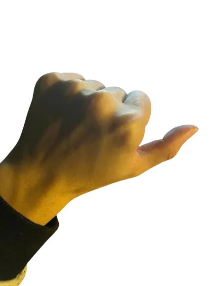 Hướng ngón cái sang phải báo hiệu giao bóng xoáy sang phải trong bóng bàn đôi