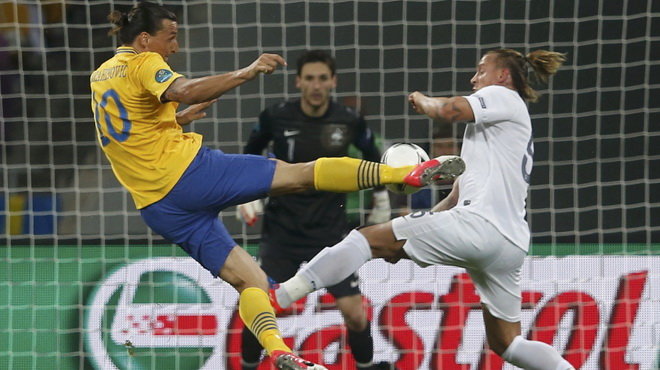 Zlatan Ibrahimovic lập siêu phẩm cắt kéo cháy lưới đội tuyển Pháp tại Euro 2012