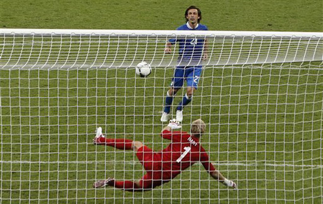 Andrea Pirlo thực hiện cú sút Panenka táo bạo trong trận tứ kết Euro 2012 với Anh