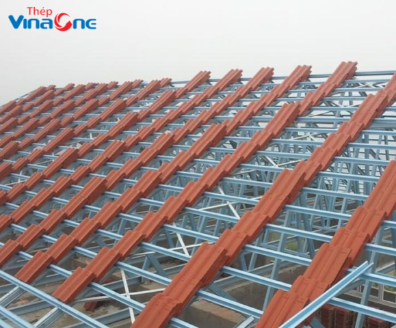 Hệ thống kèo thép được thiết kế đặc biệt cho mái ngói, tối ưu hóa sự ổn định và thẩm mỹ