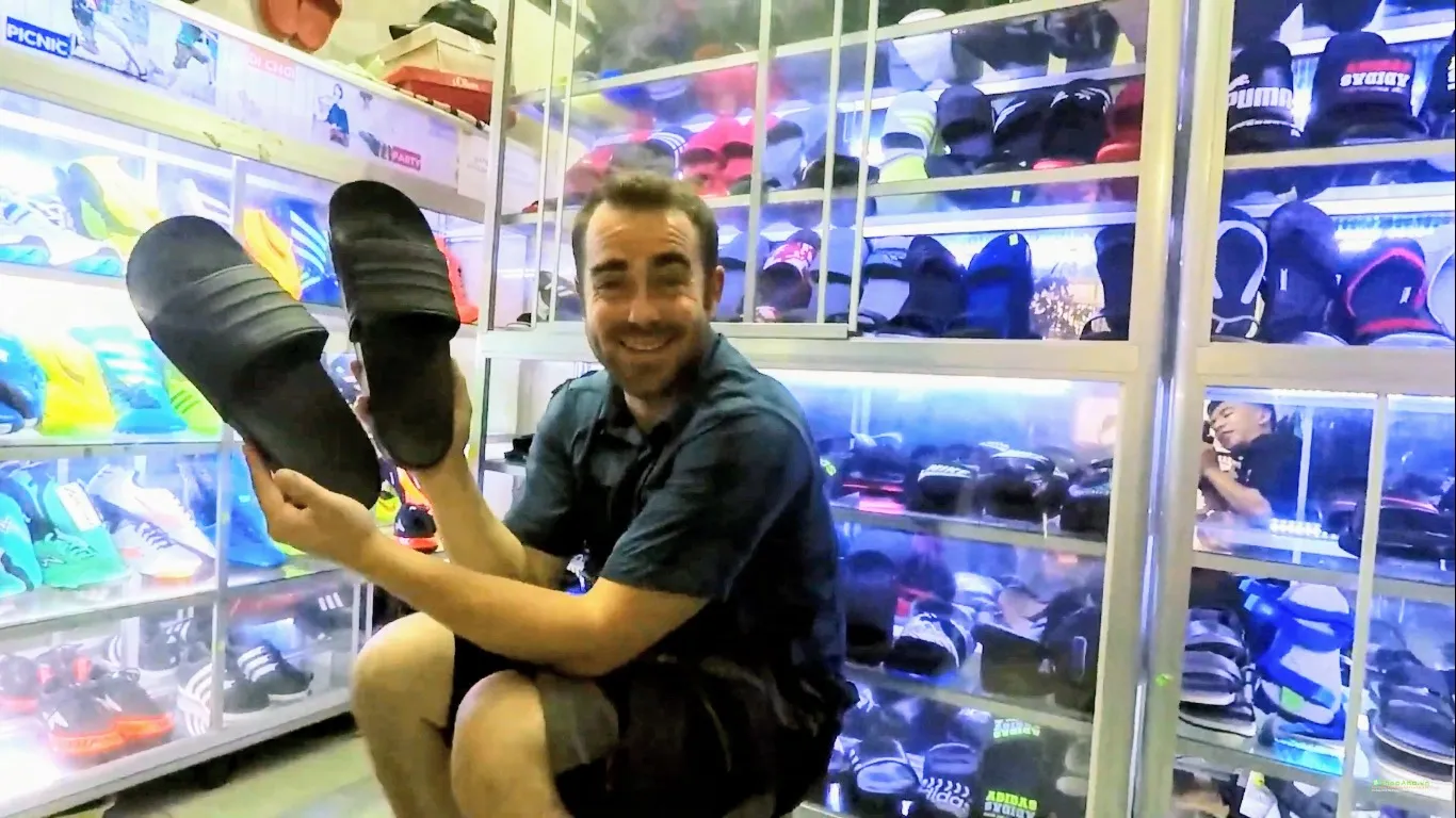 Dép sandal Adilette thoải mái, thể hiện sự đa dạng trong phong cách giày bóng rổ