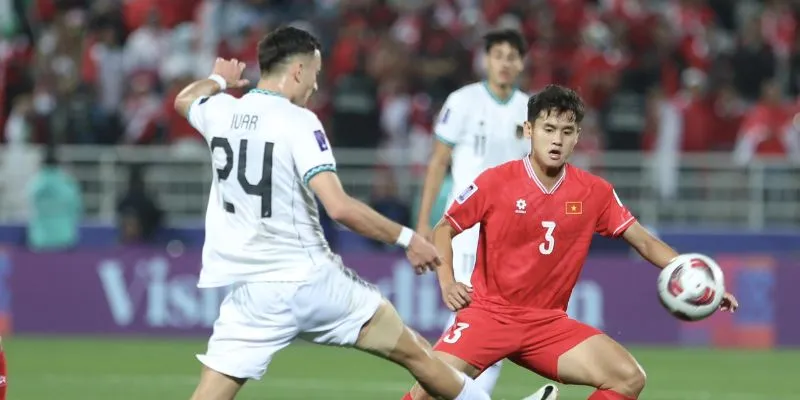 Phân tích mối nguy hiểm từ tiền đạo tốc độ cao đối với hàng phòng ngự trong bóng đá hiện đại.