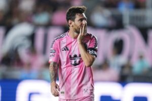 Sân Bóng Đá Tiếng Anh Là Gì? Giải Mã Toàn Diện Các Thuật Ngữ Chuẩn Xác