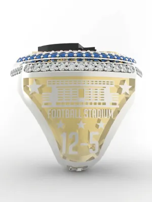 Thiết kế nhẫn vô địch bóng đá Mỹ: Mặt bên phải với hình ảnh sân vận động và tỷ số