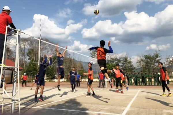 Vận động viên nam thi đấu bóng chuyền chuyên nghiệp