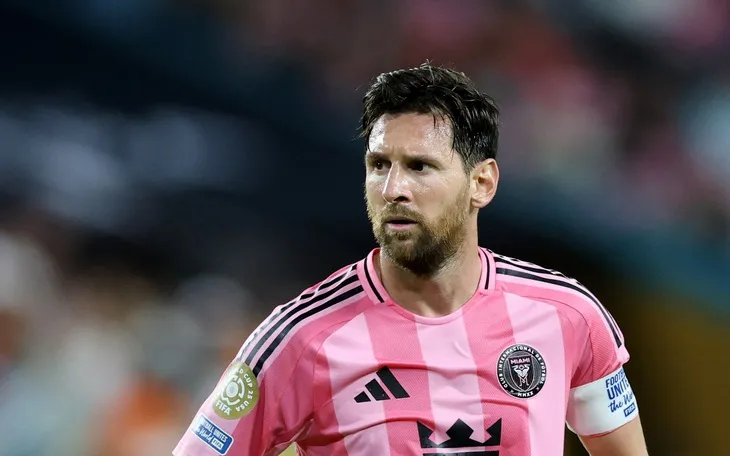 Messi trong màu áo Inter Miami, thể hiện khả năng cá nhân vượt trội nhưng vẫn cần sự hỗ trợ từ đồng đội để tối ưu thống kê số lần sút phạt thành bàn của Messi.