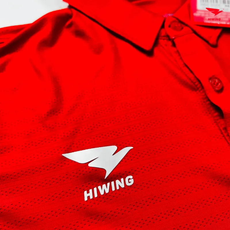 Logo Hiwing in chuyển nhiệt cao cấp, khẳng định chất lượng trang phục thể thao góp phần vào vẻ đẹp bóng chuyền.