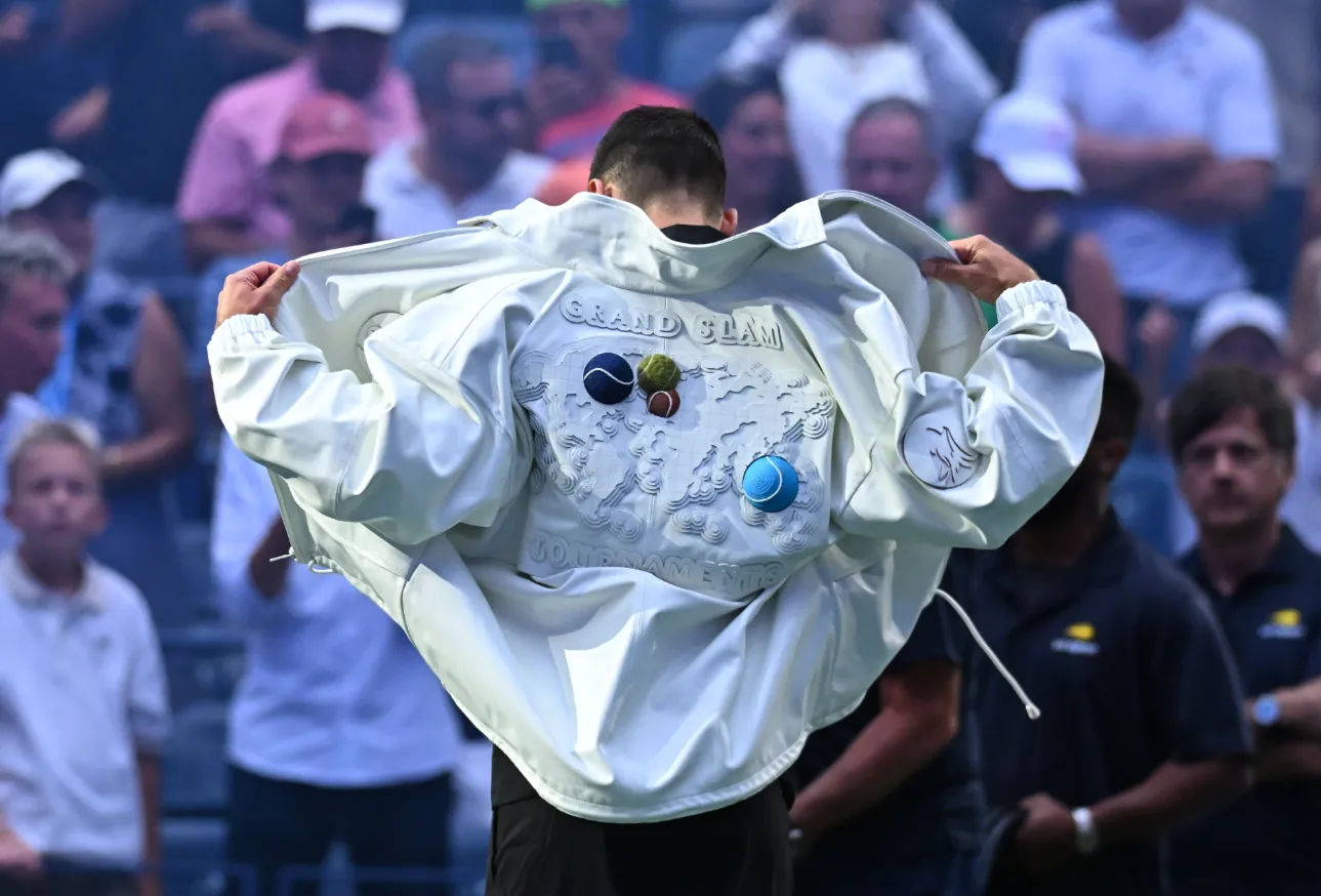 Áo khoác Lacoste dành cho Novak Djokovic, biểu tượng maestro tennis và sự giao thoa thời trang.