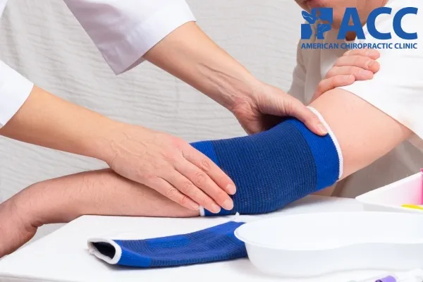 Băng ép cố định khuỷu tay giúp giảm áp lực và hỗ trợ phục hồi cho người mắc hội chứng khuỷu tay tennis nhẹ.