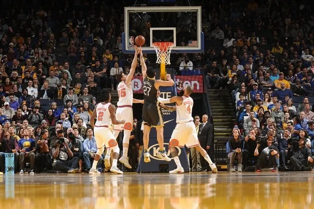 Cầu thủ thực hiện kỹ thuật rebound tips-in trong trận đấu bóng rổ