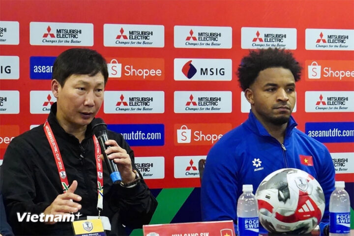 Phương Pháp Huấn Luyện Tiền Đạo Ghi Bàn Hiệu Quả: Phân Tích Chuyên Sâu Các Yếu Tố Thành Công