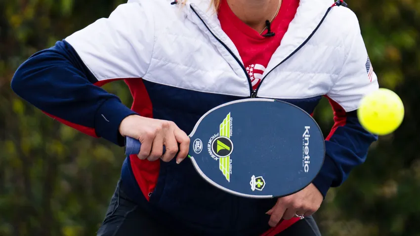 Cầu thủ thực hiện block volley để chặn cú tấn công mạnh, áp dụng chiến thuật phòng thủ cắt bóng