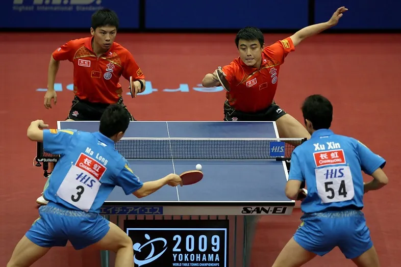 Cận cảnh mặt bàn bóng bàn với vạch kẻ đôi và lưới bóng bàn đã được căng